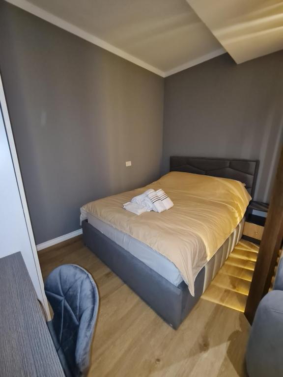 Bedroom with king bed and folded towels