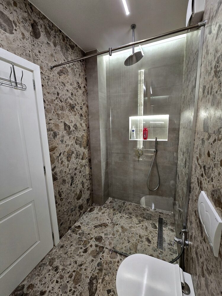 Walk-in shower with stone-look tile