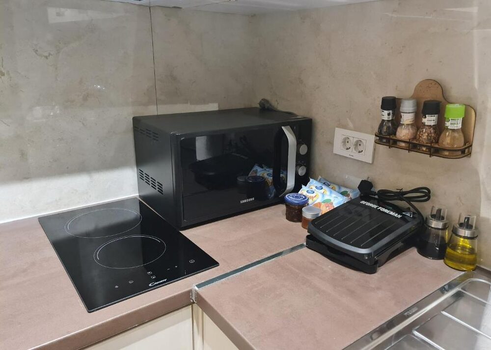 Stovetop and microwave in the kitchen